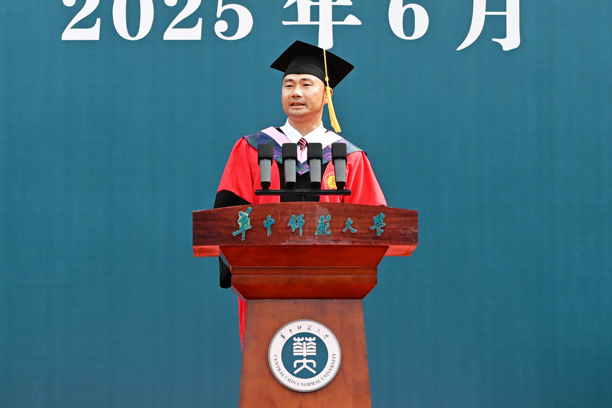 经理胡庆山作为教师代表在毕业典礼上发言